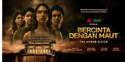 Promotional poster for 'Bercinta Dengan Maut' with four leads standing in front of a mansion by water at sunset; title in bold yellow text.